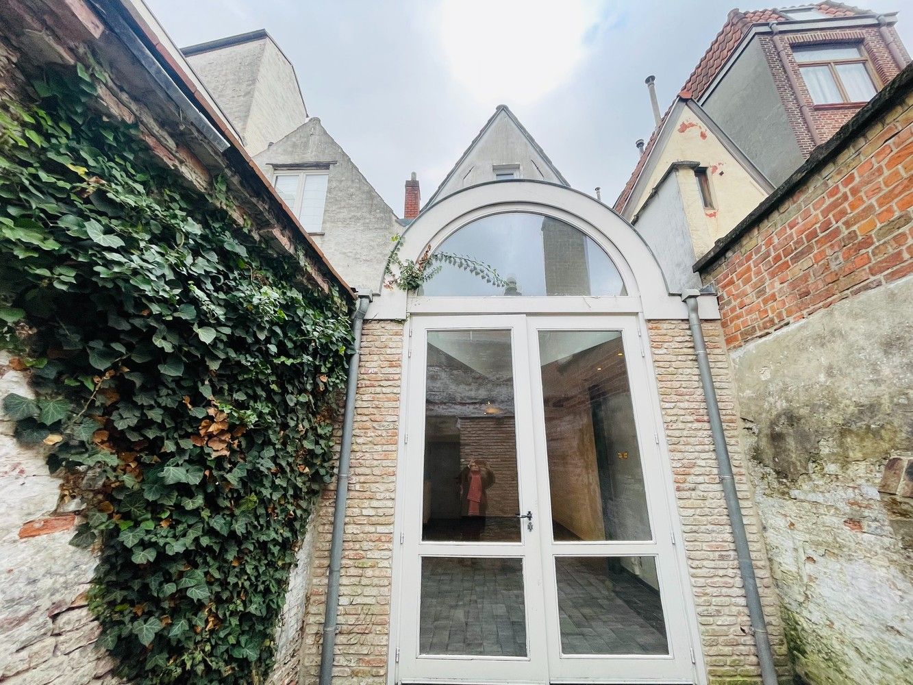 Brugge centrum Totaal gerenoveerde energiezuinige 18é eeuwse  uiterst charmante stadswoning met patio en 3 slaapkamers foto 4