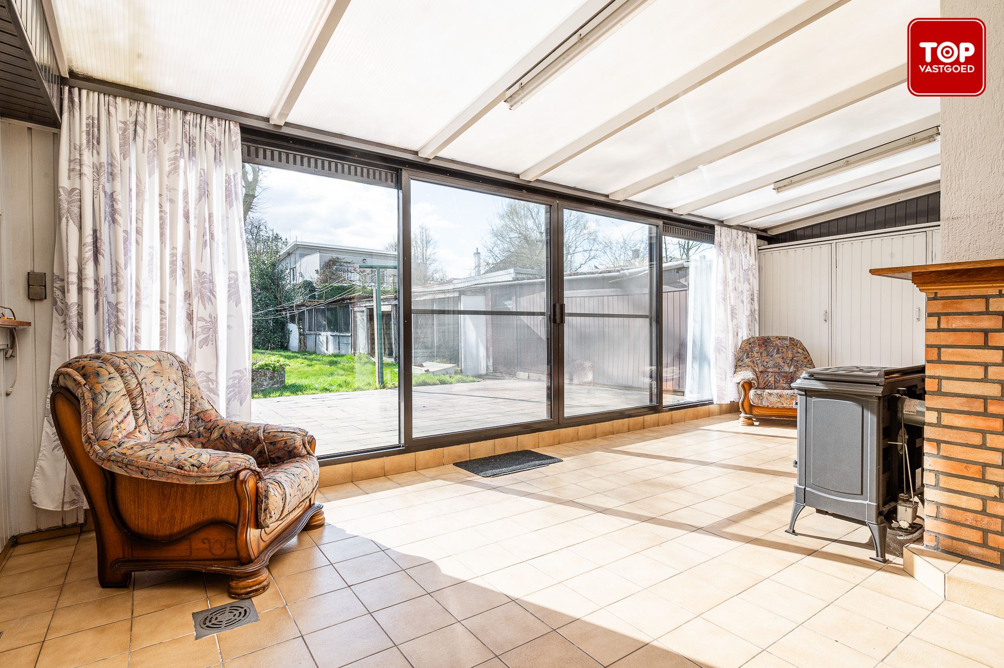 Totaal te renoveren woning met 4 slaapkamers en leuke tuin. foto 10