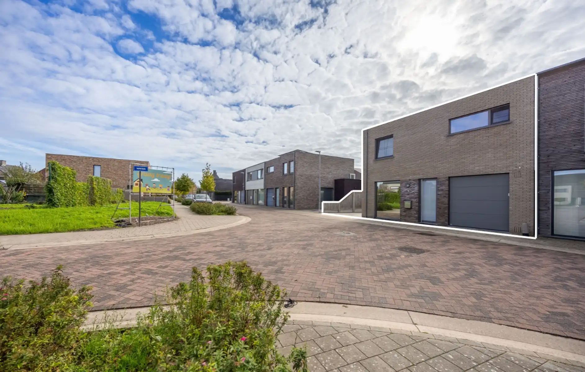 Centraal gelegen, energiezuinige gezinswoning met zwembad  foto {{pictureIndex}}