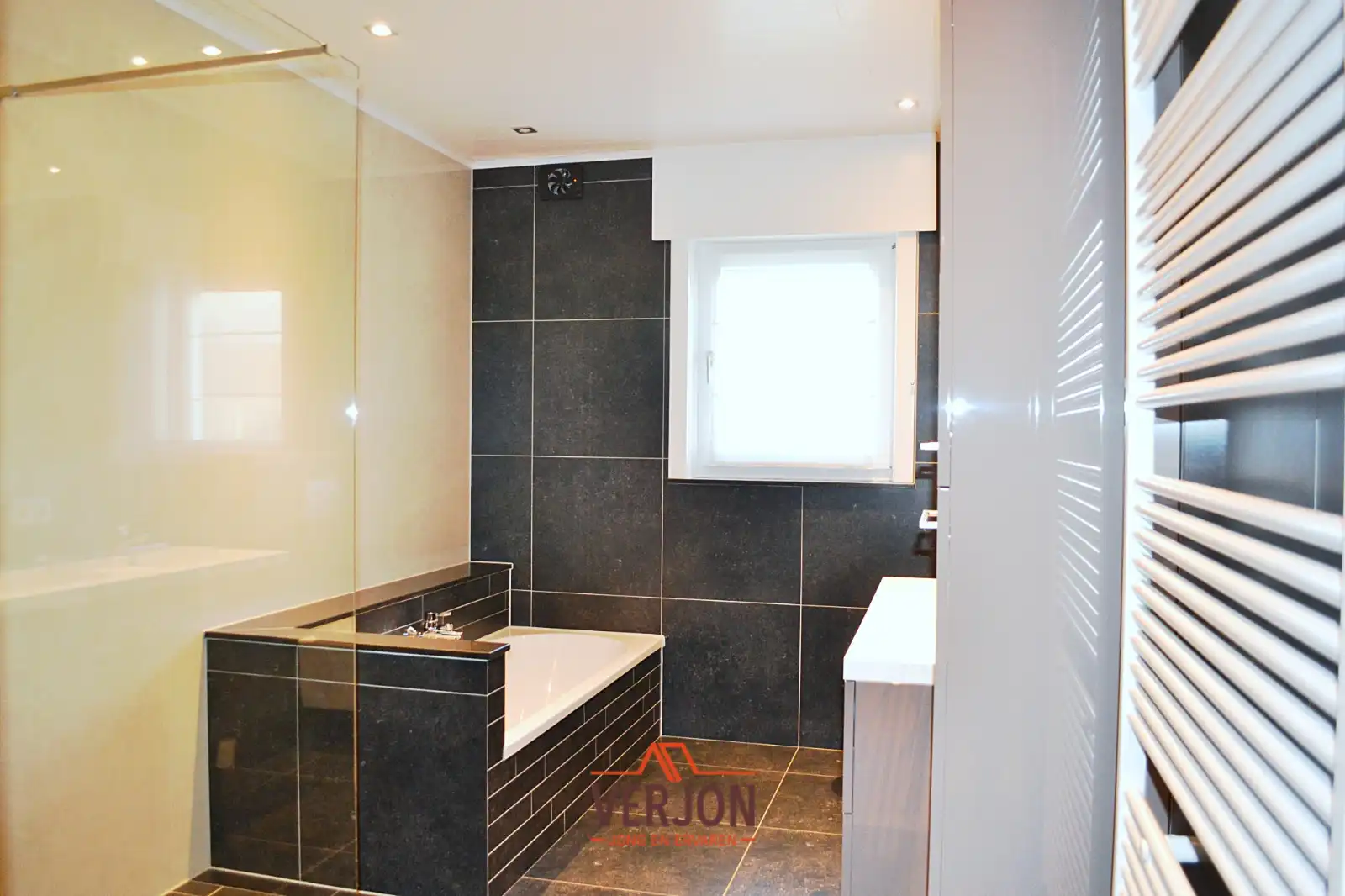 Villa met 4 slaapkamers en dubbele garage in een doodlopende straat te koop in Izegem! foto 12