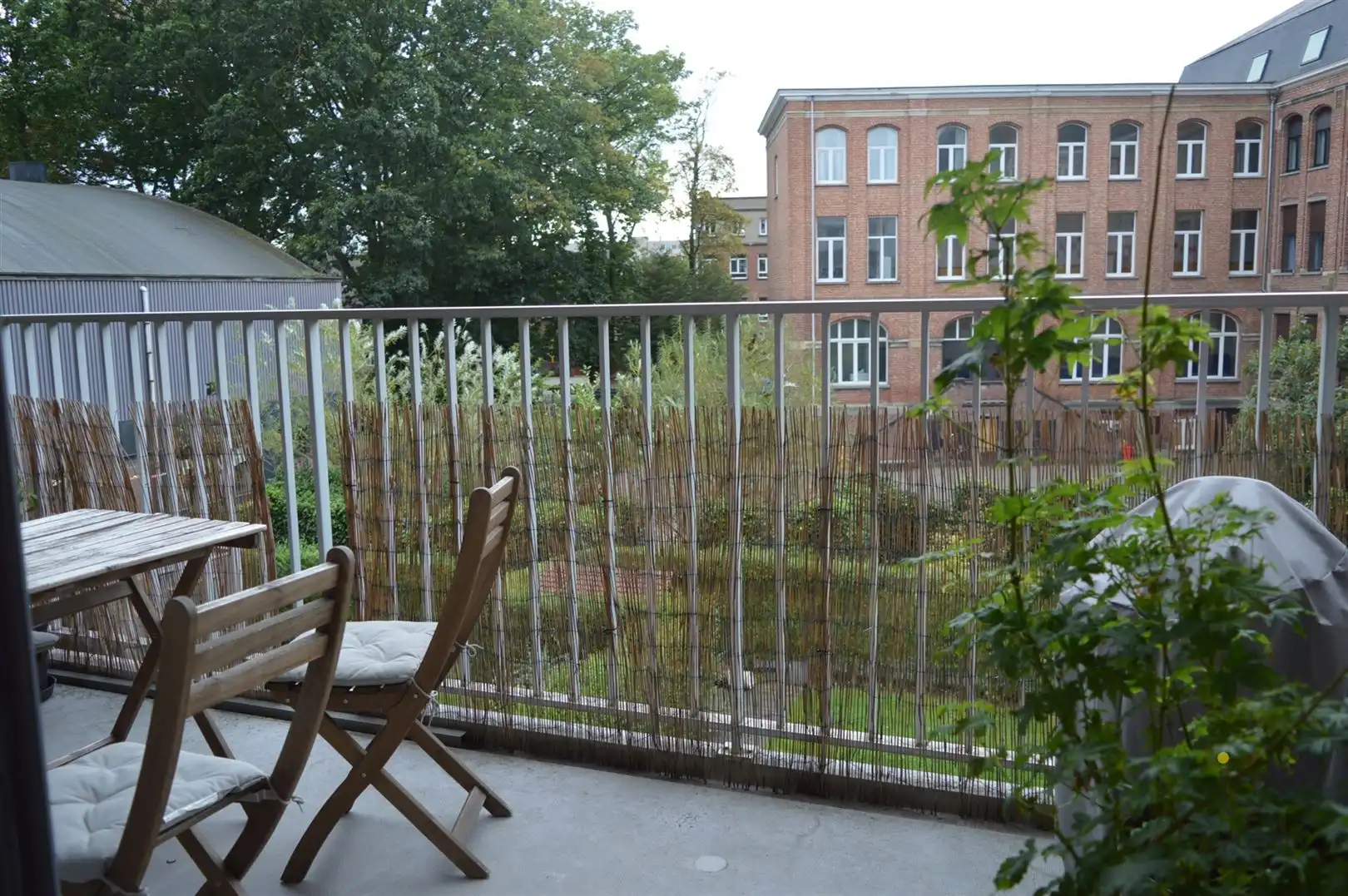 Modern instapklaar twee slaapkamer appartement met zonnig terras en last but not least een parking! foto 7