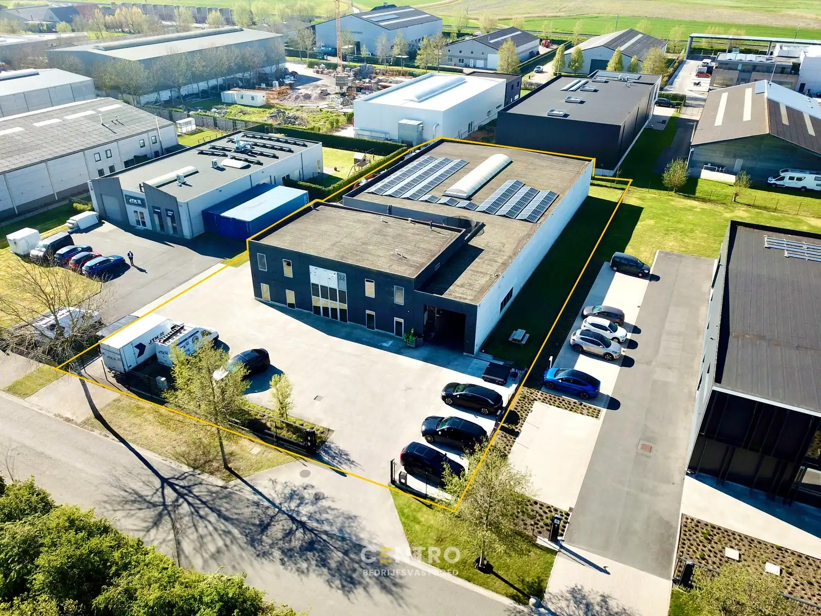 Instapklaar BEDRIJFSGEBOUW (bj. 2009) bestaande uit geïsoleerde MAGAZIJN, KANTOREN en een luxueus afgewerkte LOFT-APPARTEMENT op verdieping. Op bedrijventerrein "Oude Barriere" te Diksmuide. foto {{pictureIndex}}