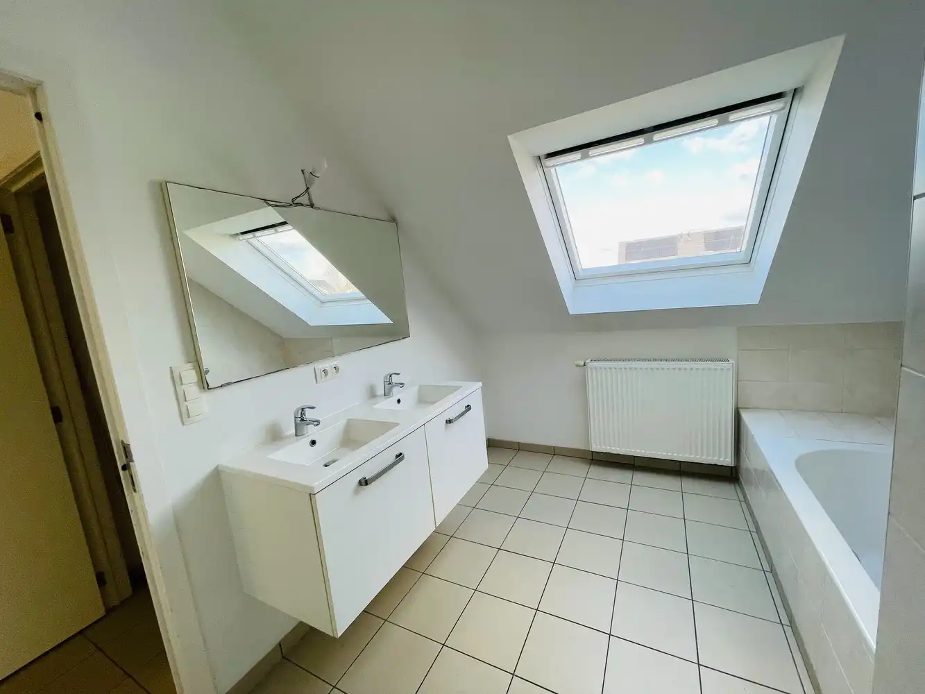 Waardamme , rustige residentiële ligging , RECENT  gebouwde LICHTRIJKE ENERGIEZUINIGE woning met 3 slaapkamers, oprit, tuin en garage. foto 13