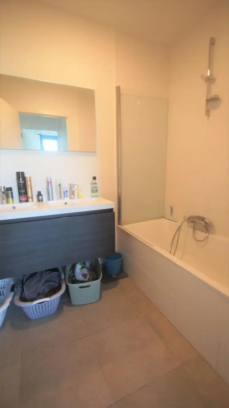 Prachtig app. met 2 slpks, autostaanplaats en ruim terras (55 m²!) foto 8