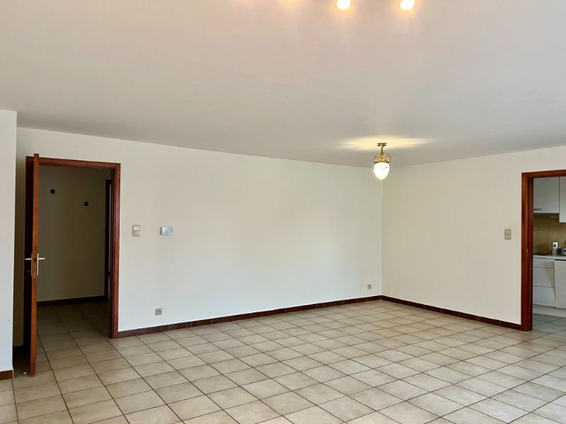 NABIJ UZ GENT, GELIJKVLOERSAPPARTEMENT MET 2 SLAAPKAMERS EN GARAGE. foto 3