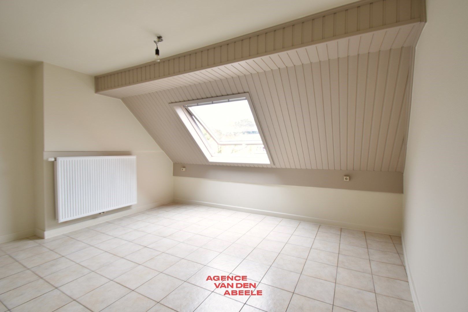 Gerenoveerde woning met garage en terras foto 9