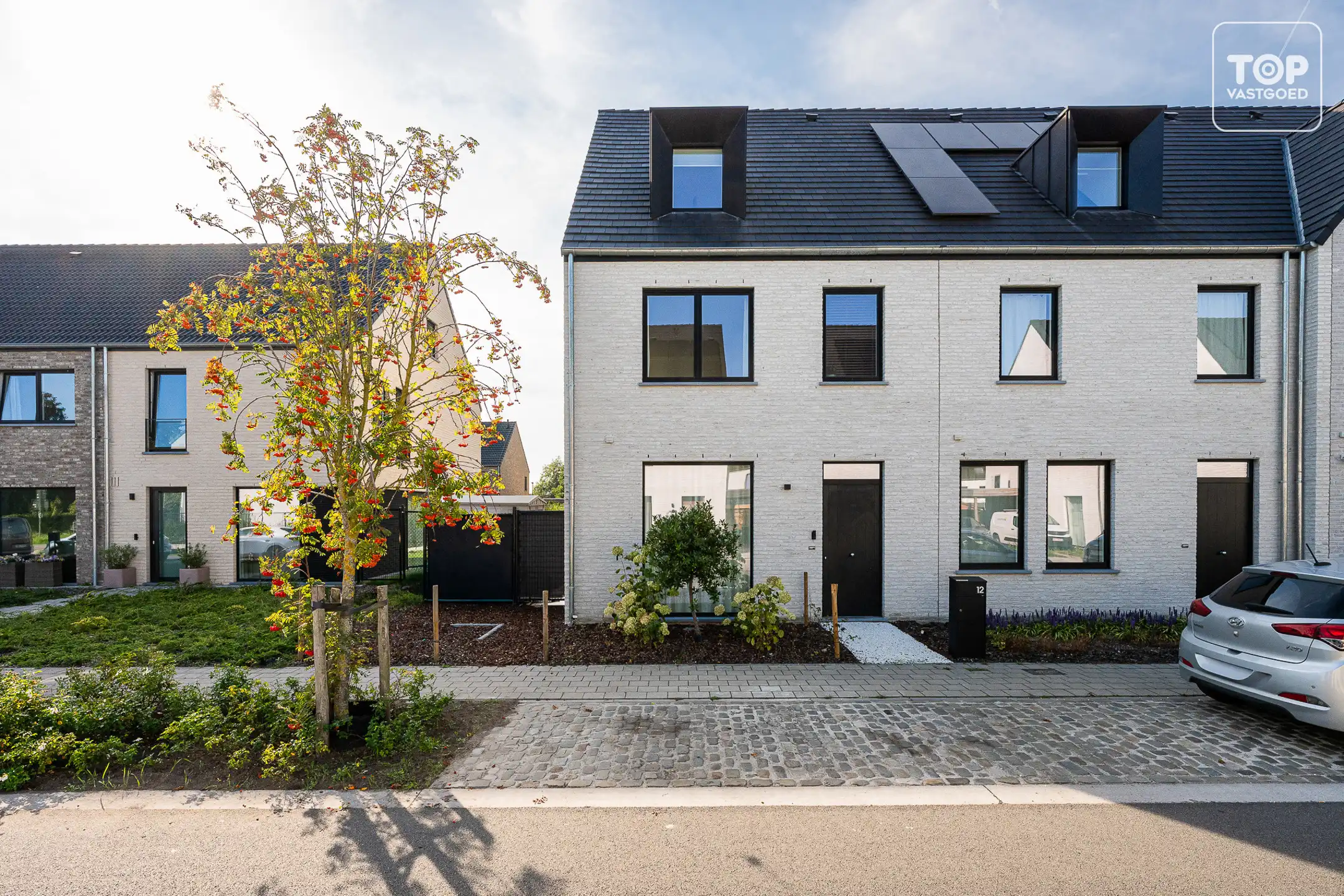 Nieuwbouwwoning met 4 slaapkamers, tuin en carport  foto {{pictureIndex}}