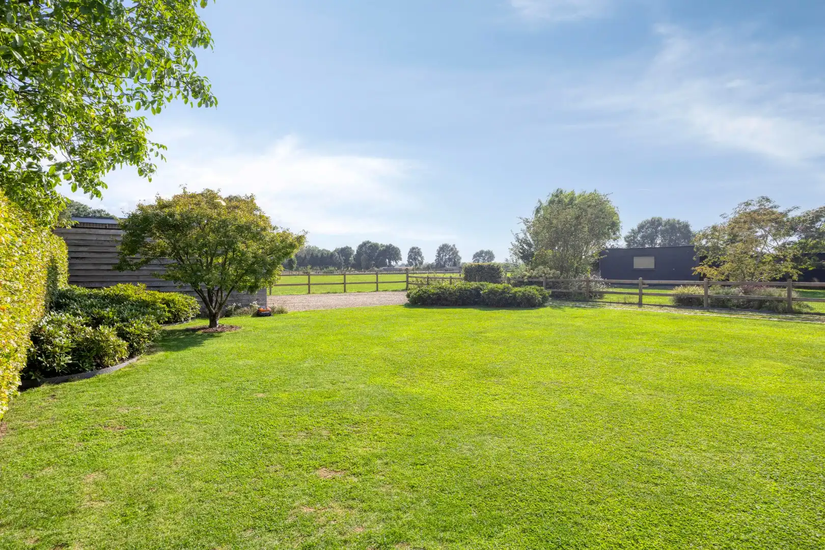 Prachtig afgewerkte villa met 4 slpks en 2 badkamers , landelijk gelegen op 1.080 m² ! foto 2