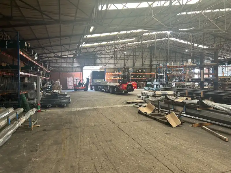 Ruim industrieel magazijn van ca. 6.900 m² met parkeerfaciliteiten foto 3