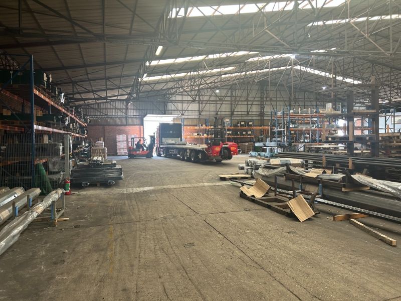 Ruim industrieel magazijn van ca. 6.900 m² met parkeerfaciliteiten foto 3
