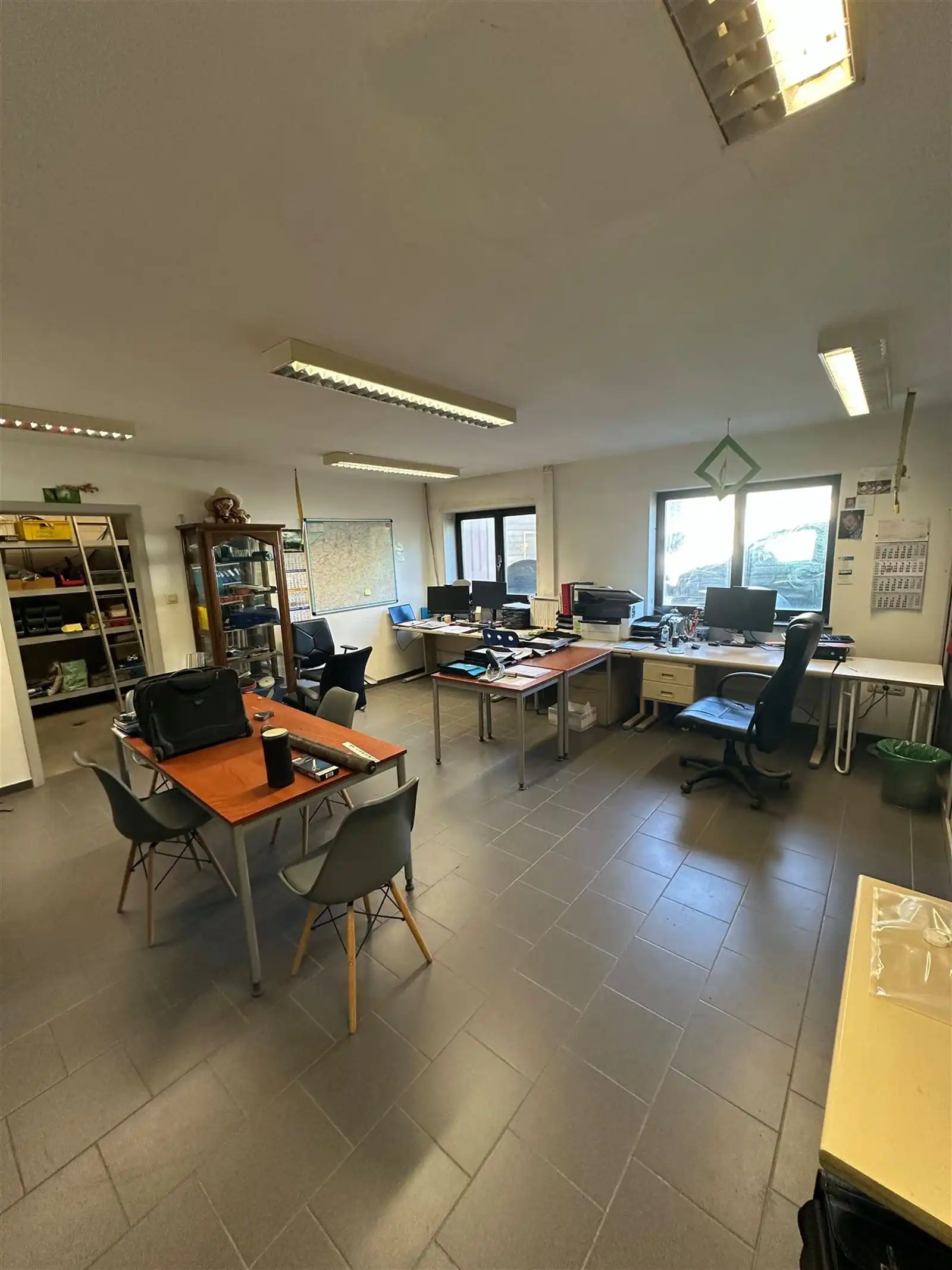 Praktisch magazijn met kantoor - 177 m²  foto {{pictureIndex}}