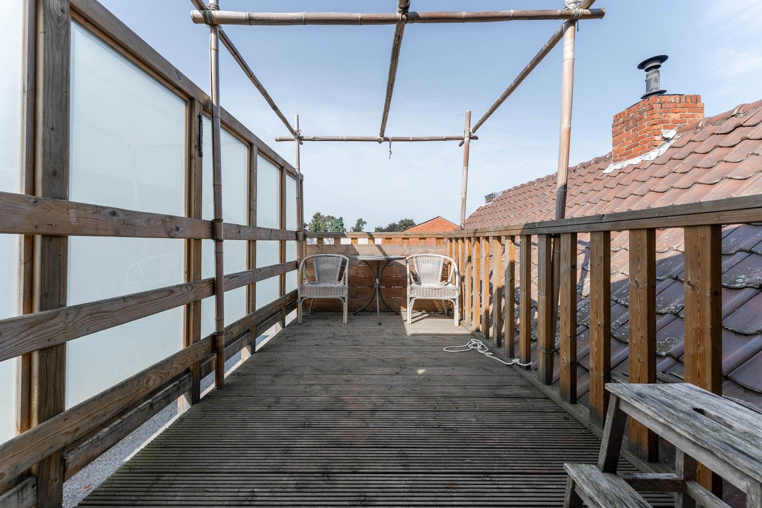 Instapklaar gerenoveerd appartement met terras en garage foto 12