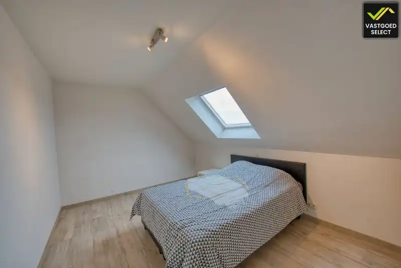 Energiezuinig duplexappartement met 2 slaapkamers, zonnepanelen, ruim terras, garage en parkeerplaats in Adegem foto 11