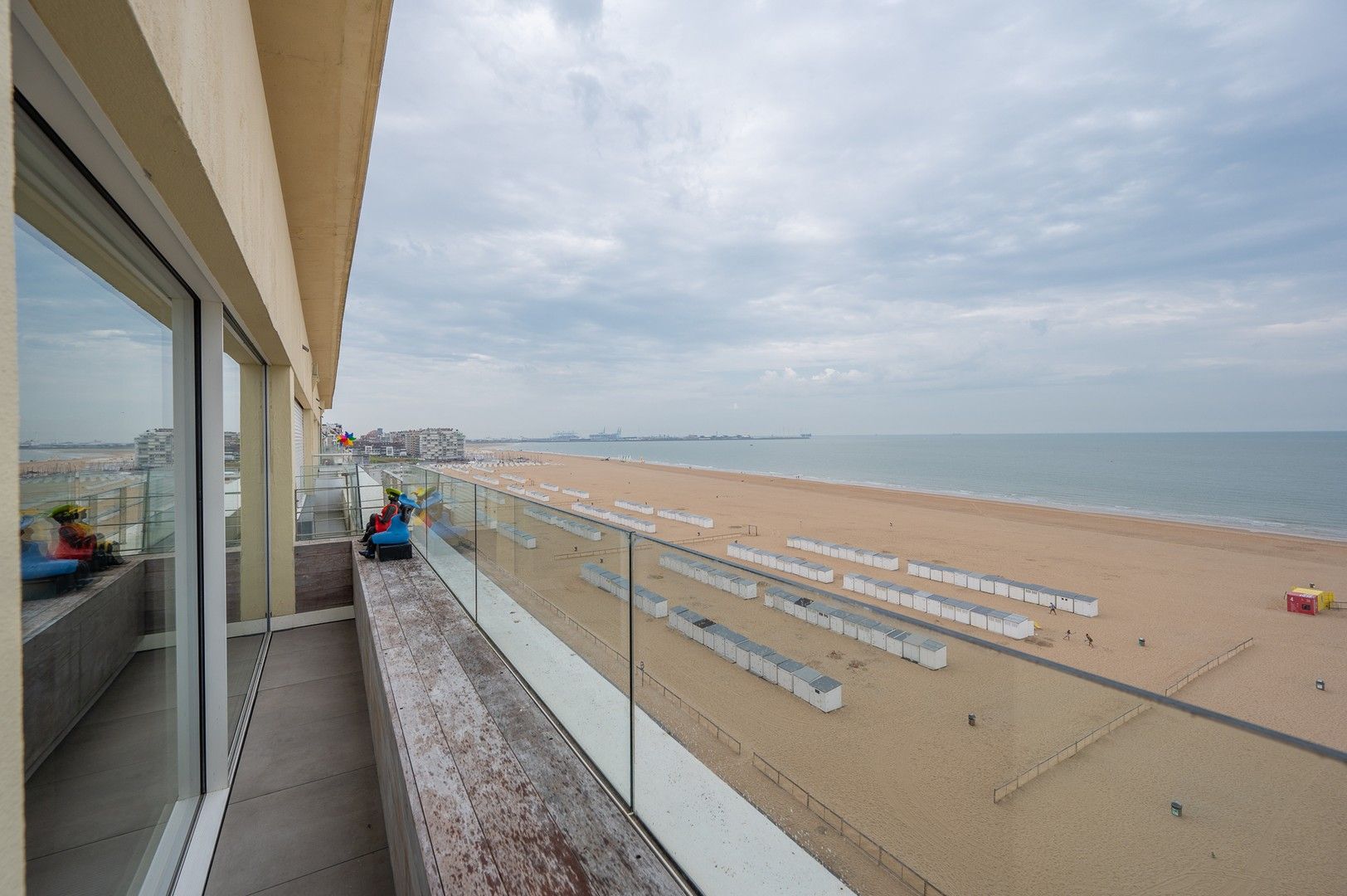 Prachtig hoekappartement met façade van 7m en terras met adembenemend zicht op de Zeedijk in Duinbergen foto 15