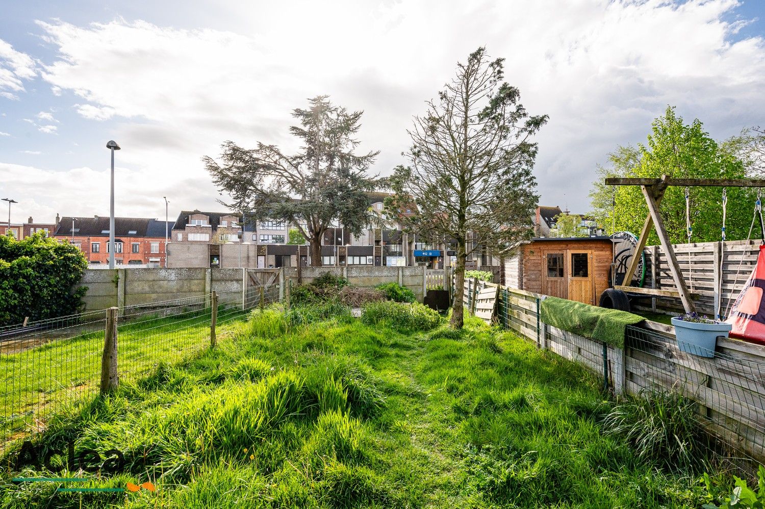 Te renoveren woning met 2/3 slpks en mooie tuin met uitweg foto 15