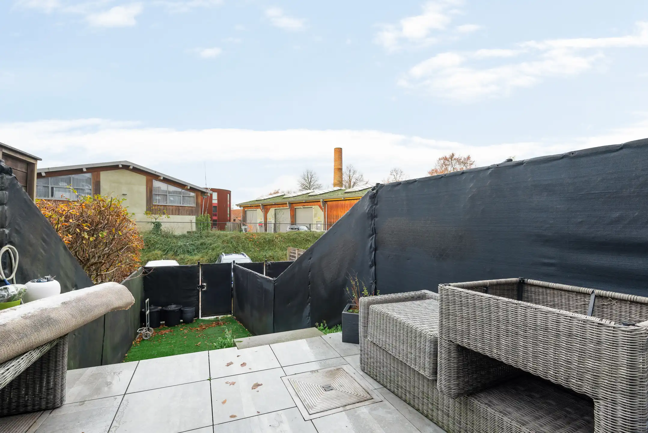 Recente woning met drie slaapkamers, tuintje en staanplaats foto 2