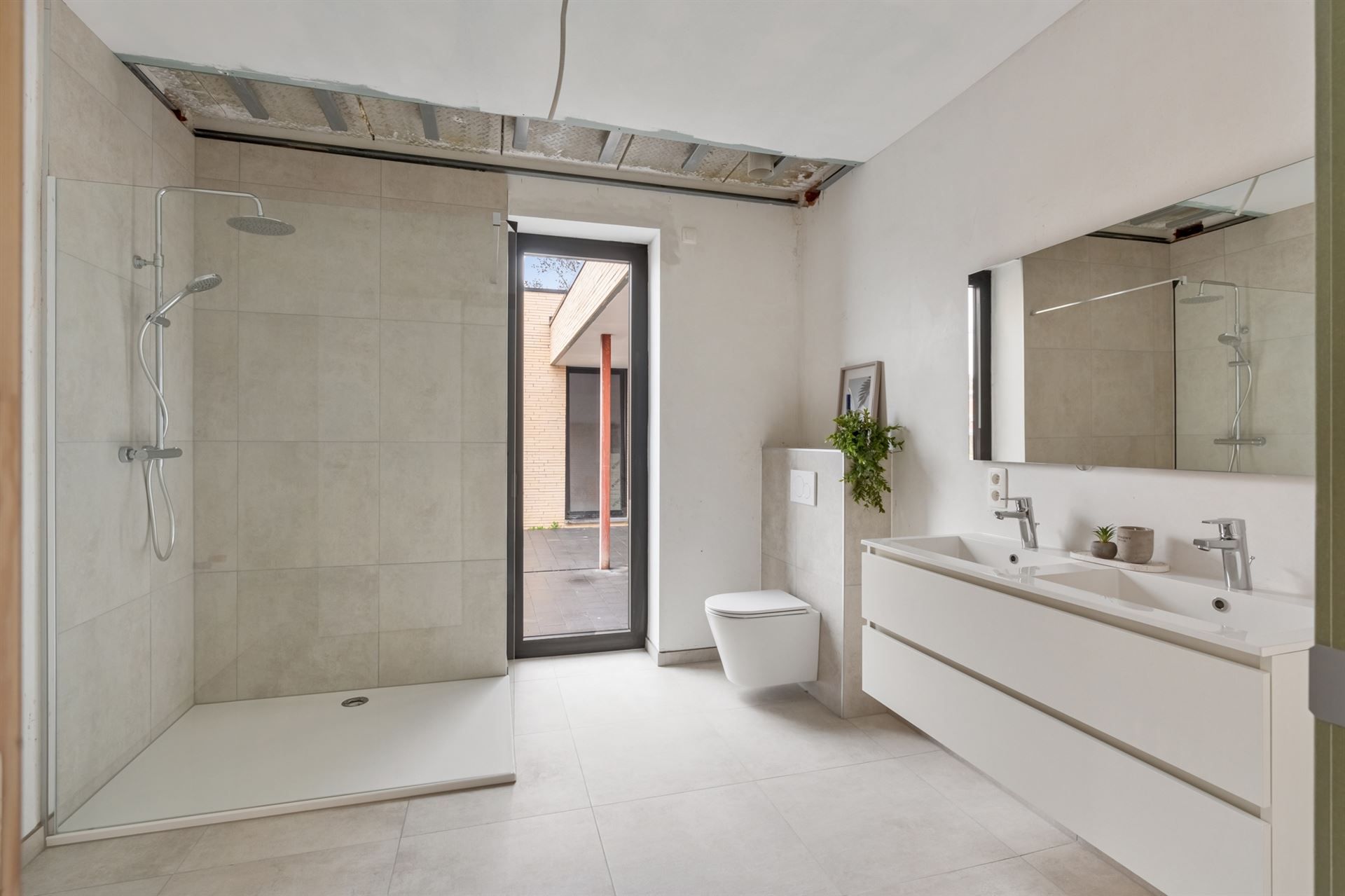 Gelijkvloerse woning met carport en tuin. foto 20