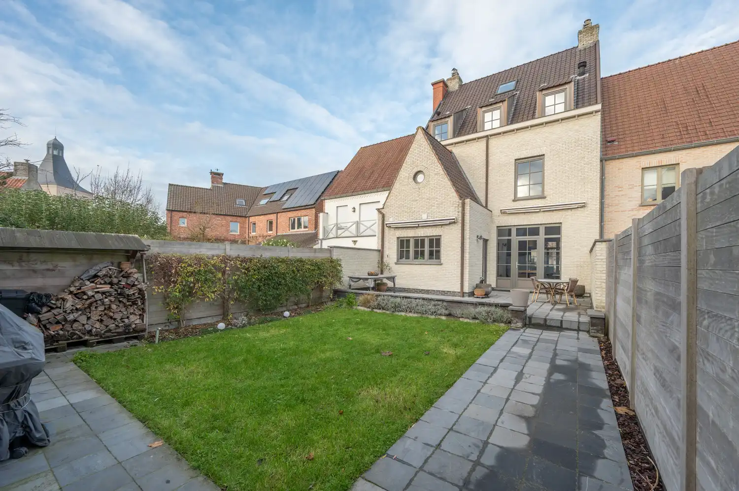 Zeer ruime en instapklare woning te koop met zonnige tuin en garage in Heulebrug te Knokke-Heist foto {{pictureIndex}}