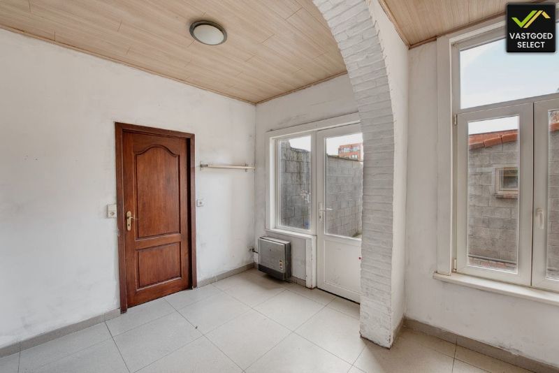 Charmante gesloten bebouwing met 4 slaapkamers in het hart van Eeklo. Ideaal starters of investeringspand! foto 4