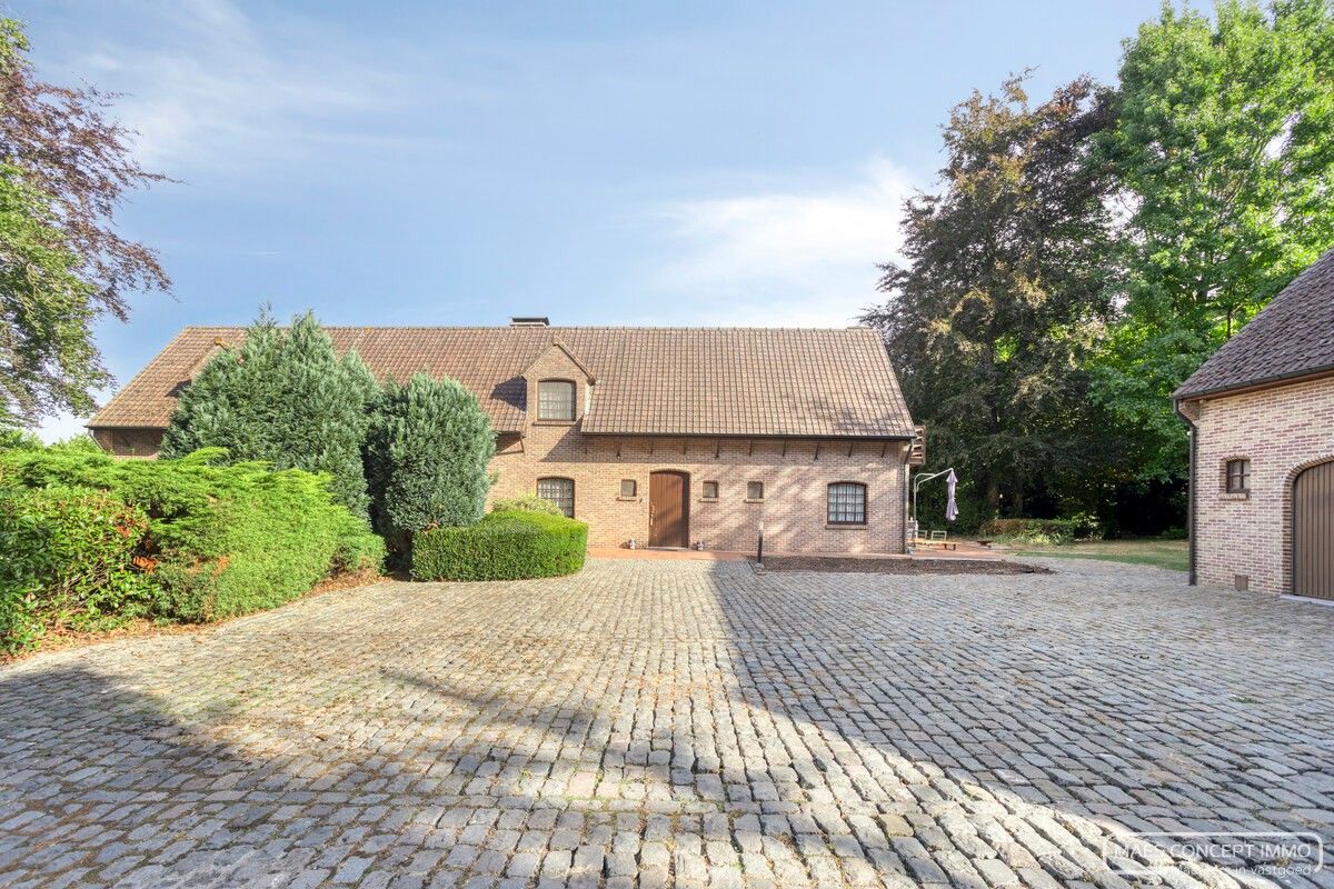Authentieke hoeve te koop in Anzegem – omringd door 1,6 hectare groen foto {{pictureIndex}}