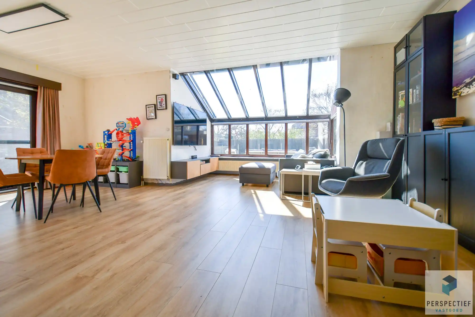 Centraal gelegen ruime woning met 3 slaapkamers - garage en grote tuin op 615 m² foto 9