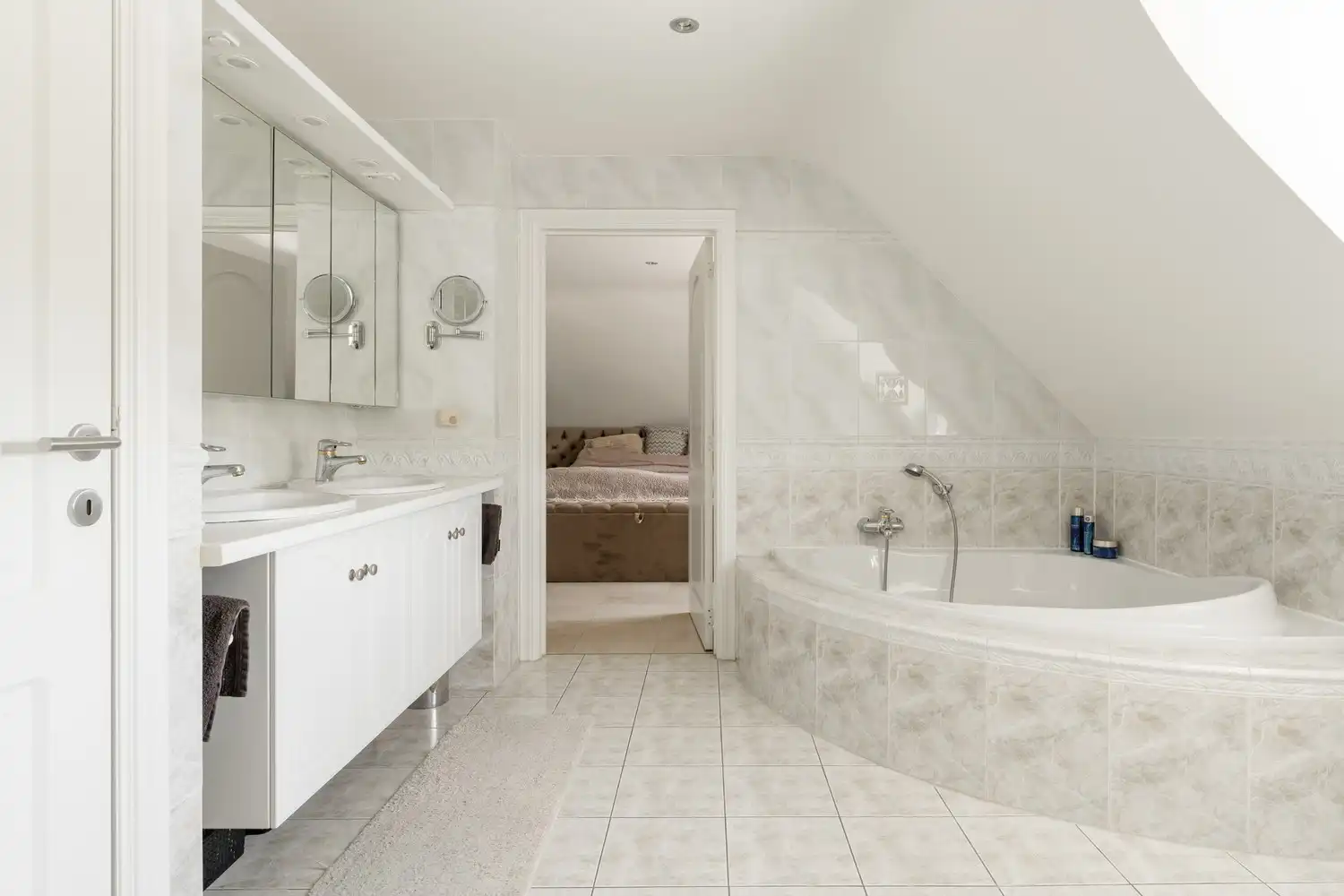 Villa landhuis op een gunstige locatie vlakbij de Nederlandse grens! foto 24