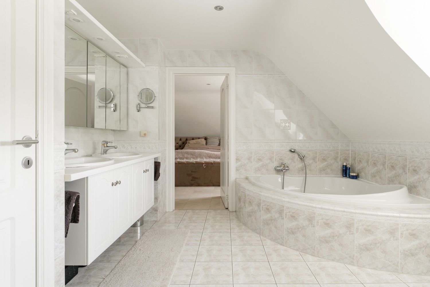 Villa landhuis op een gunstige locatie vlakbij de Nederlandse grens! foto 24