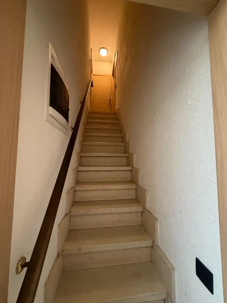 Dit charmante penthouse met één slaapkamer onderscheidt zich door zijn uitzonderlijke terrassen rondom het appartement. Dankzij de ruime buitenruimtes geniet u op elk moment van de dag van de zon en het buitenleven. Een unieke woonbeleving voor wie op zoek is naar een combinatie van comfort, rust en een overvloed aan buitenruimte. foto 2