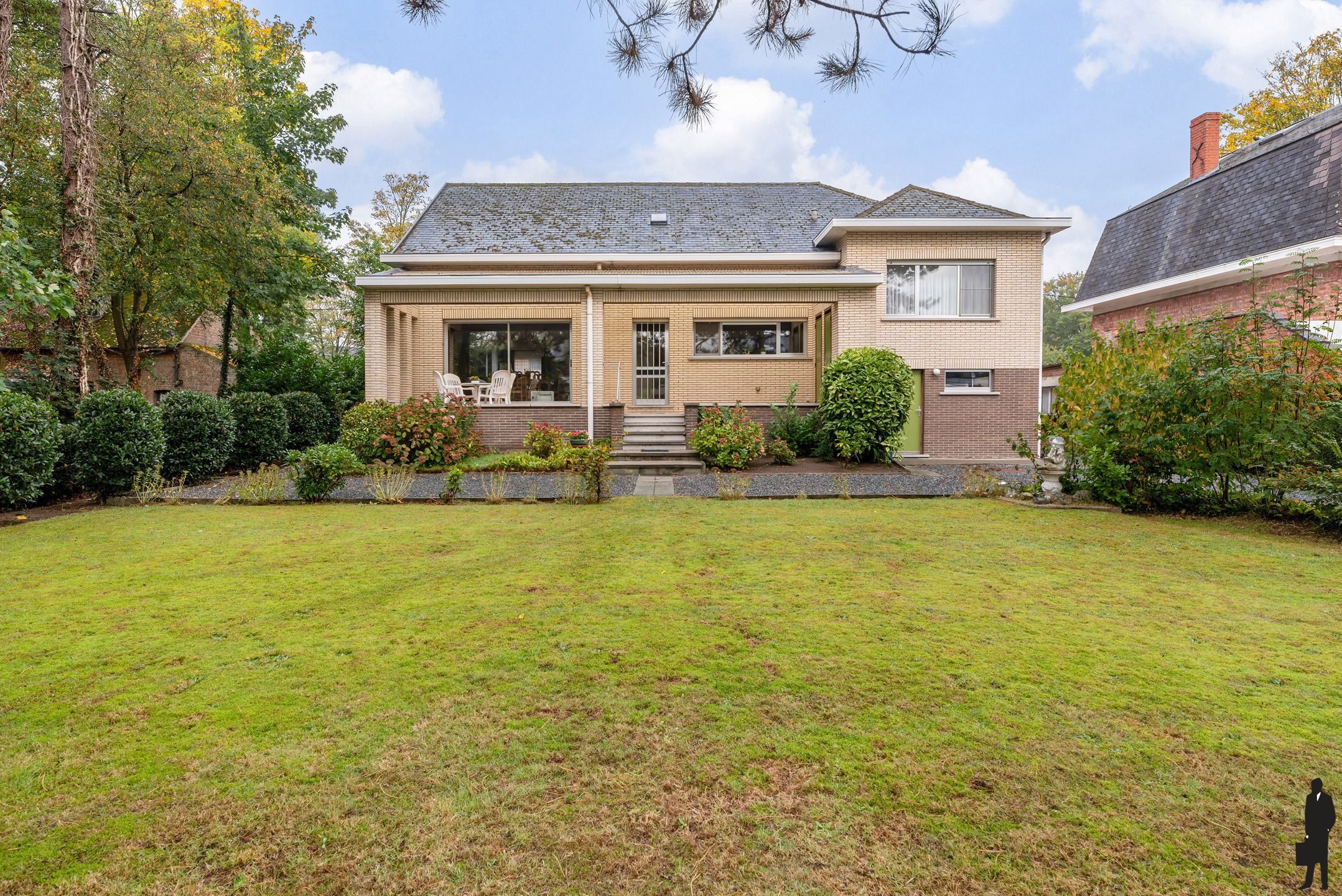 Ruime en rustig gelegen villa (341 m²) met 5 slk op een mooi perceel van 942 m². foto 2