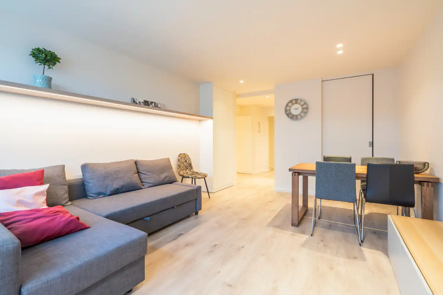 Modern instapklaar appartement met twee slaapkamers. Let op: dit pand heeft geen zeezicht! foto 2