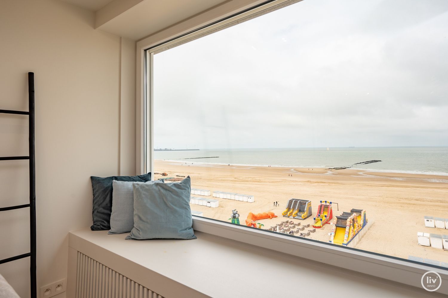 Prachtig gerenoveerd appartement met frontaal zeezicht gelegen op de Zeedijk-Albertstrand te Knokke. foto 7