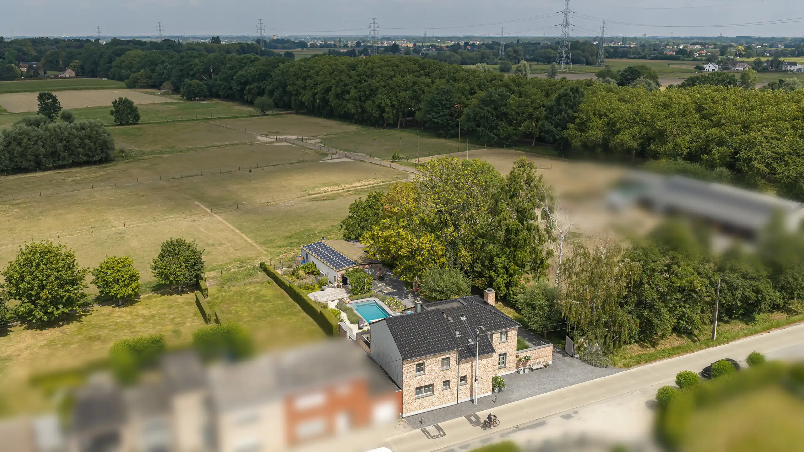 Volledig gerenoveerde woning met 5 slaapkamers, zwembad en prachtig aangelegde tuin op 1.643 m². foto 31