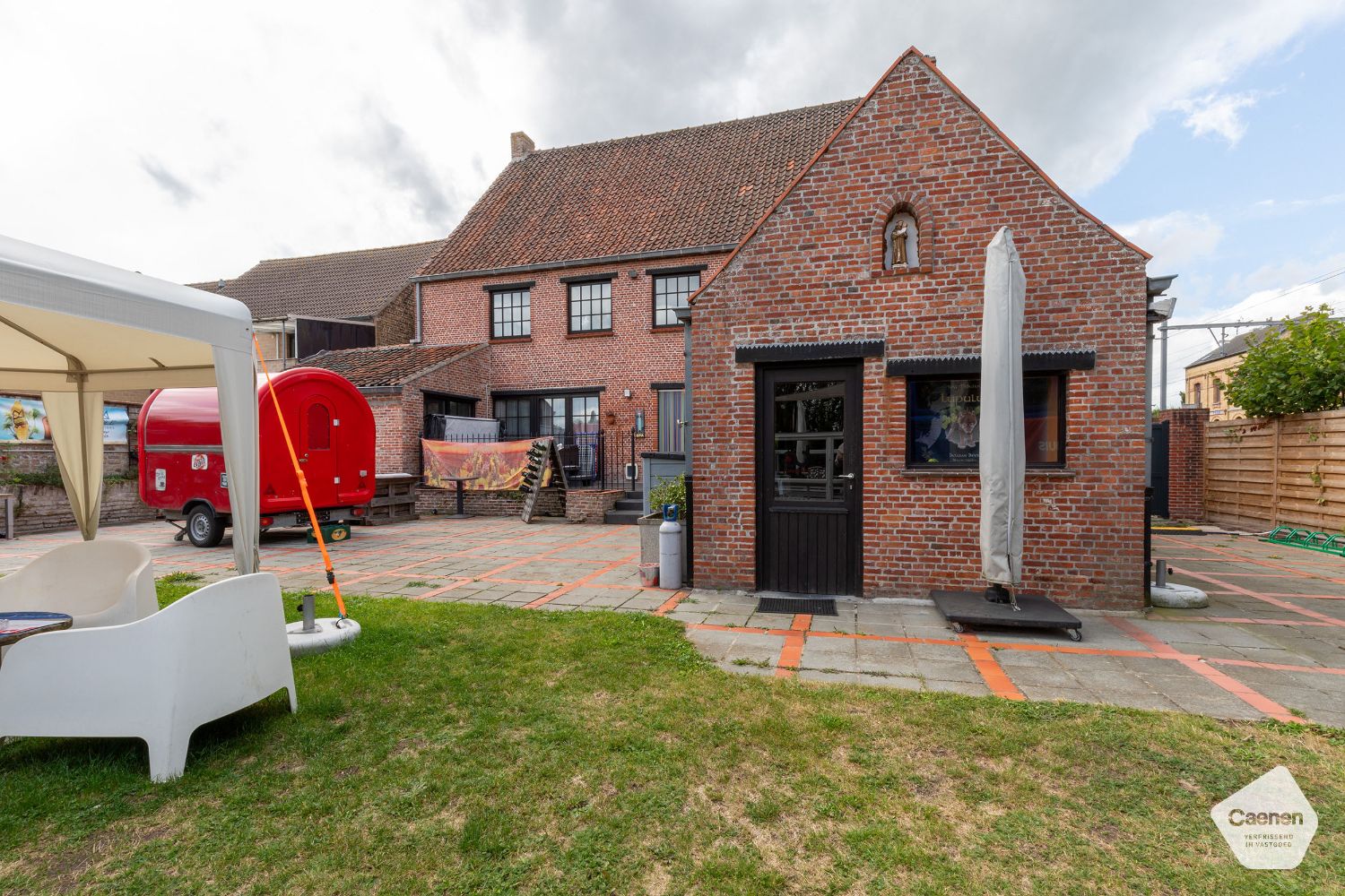 BRUISENDE ZOMERBAR / PASSAGE VELO met woonst op MAGNIFIEKE LOCATIE foto 3