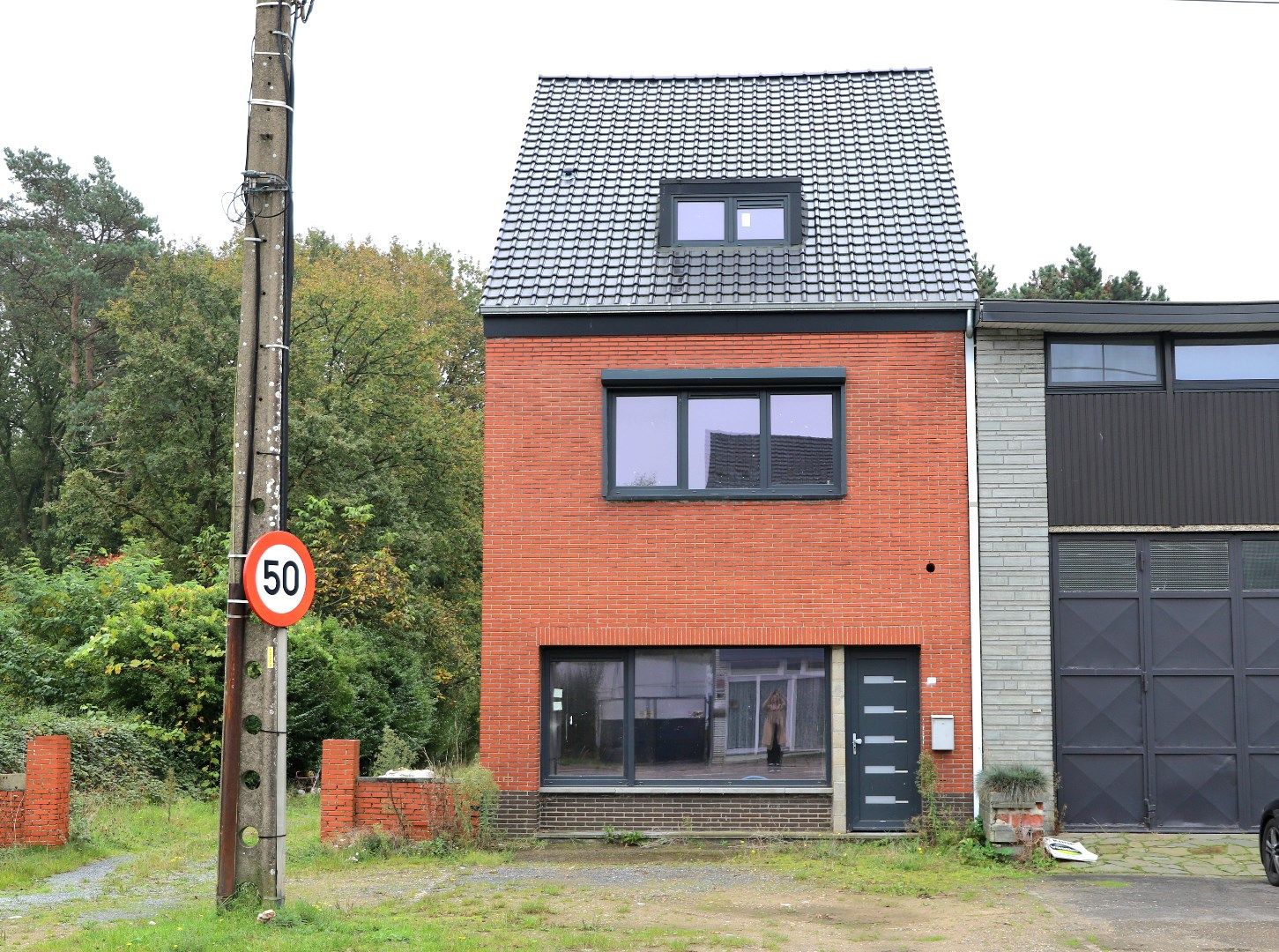 Hoofdfoto van de publicatie: Af te werken ééngezinswoning met 4 slaapkamers in Genk