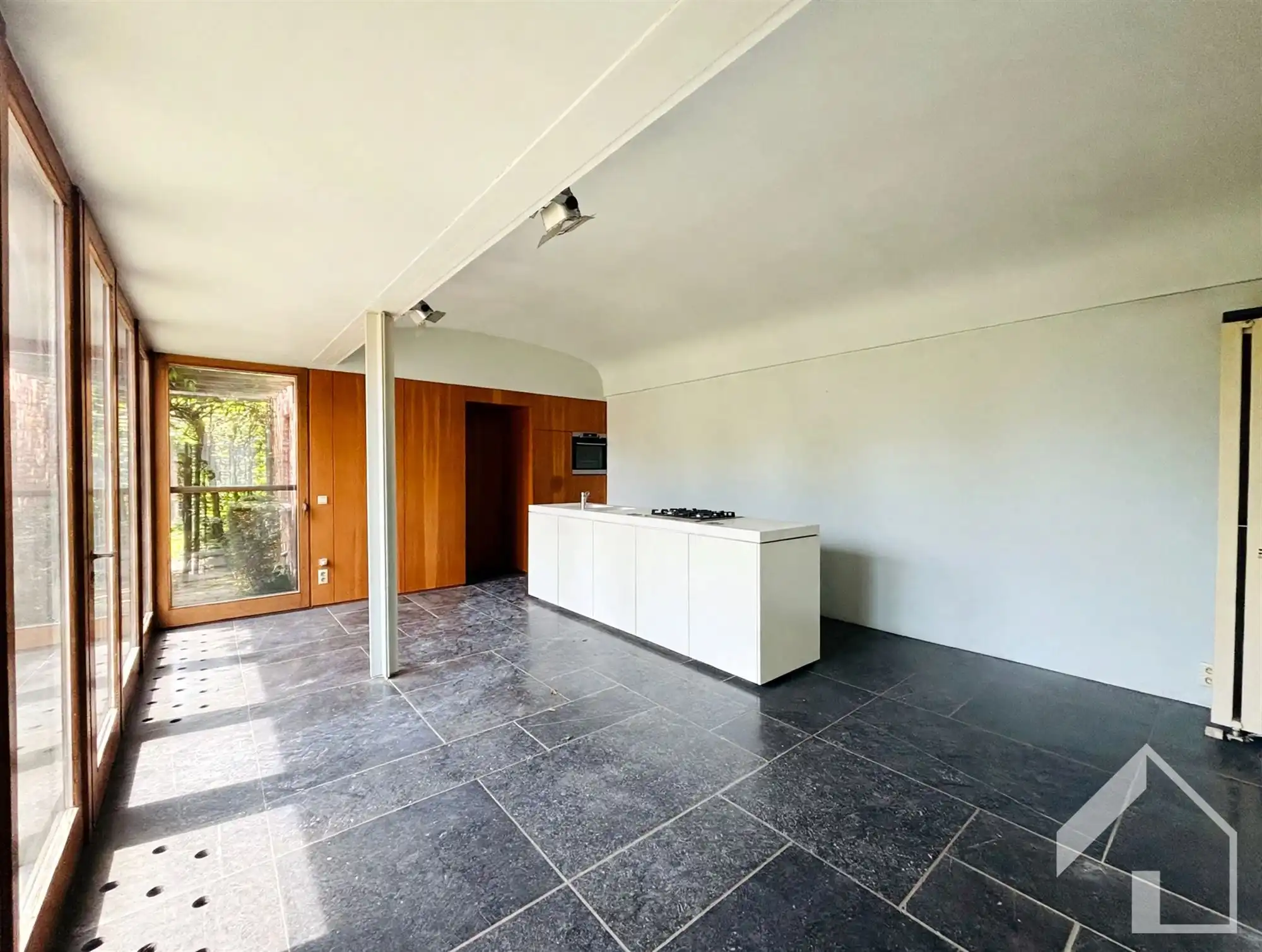 Hoekwoning met authentieke elementen en 4 garages foto 9