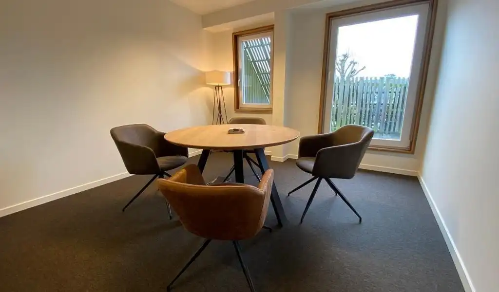 Instapklaar kantoor met terras te huur aan afrit E40 in Sint-Denijs-Westrem  foto 9
