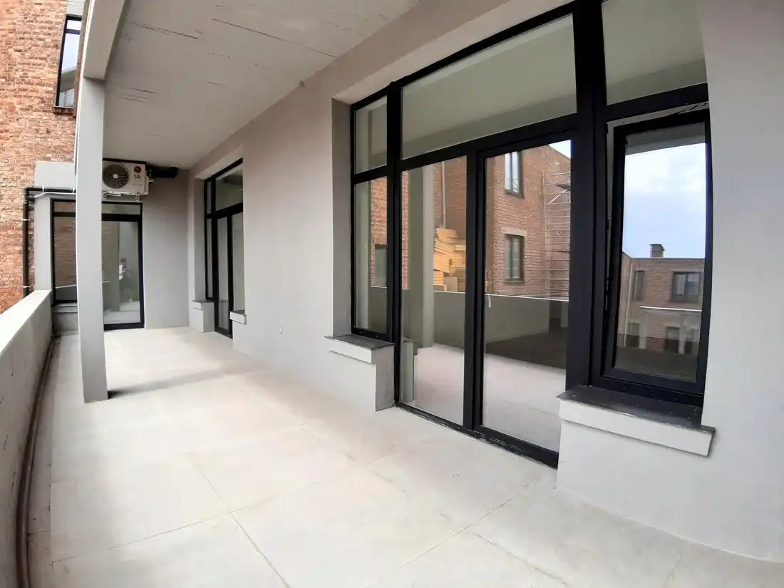 Zeer ruim gerenoveerd appartement te Hasselt foto 2