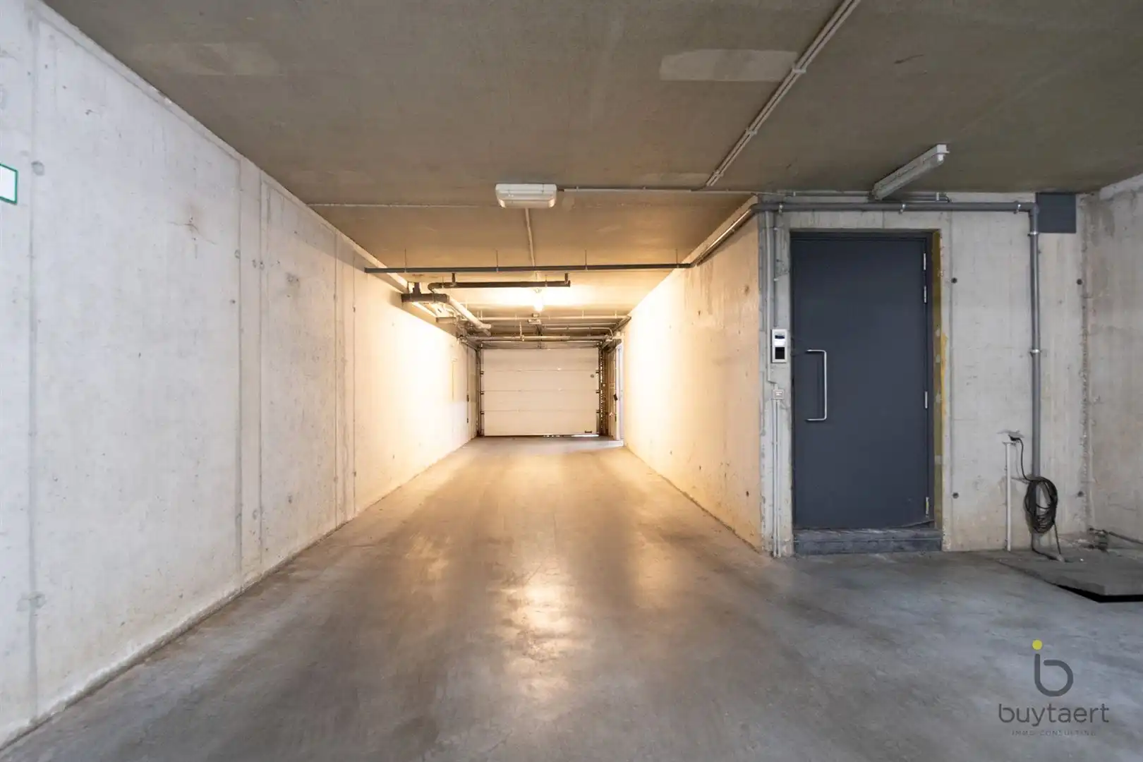 Ruim appartement met vooraan en achteraan terrassen en parking op een pleintje. foto 30