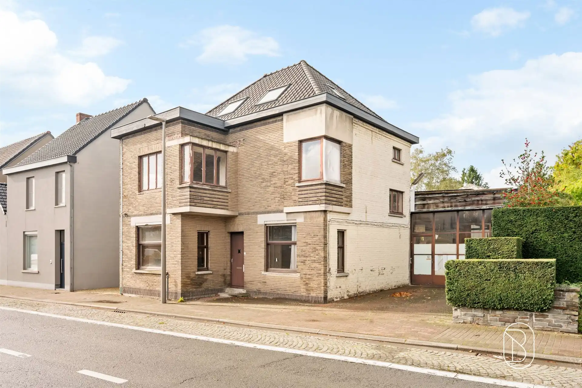 Commercieel gelegen woning met atelier (370m2) op 1198m2! foto 2