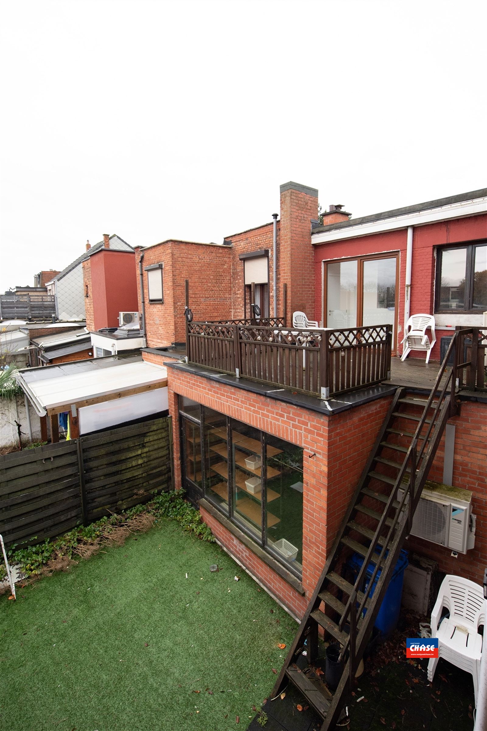 Handelshuis met groot appartement, garage en tuin foto 15