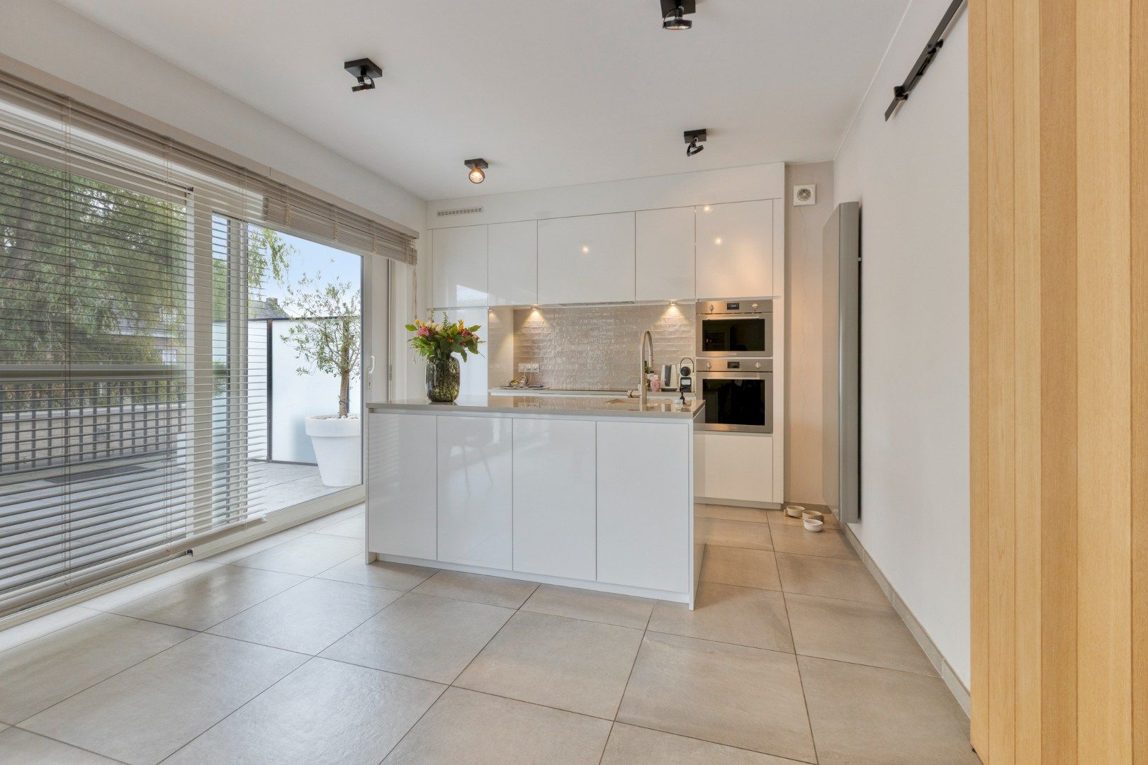 Ruim appartement met 2 slpks, parkeerplaats en dubbele garagebox in Mol-centrum ! foto 7