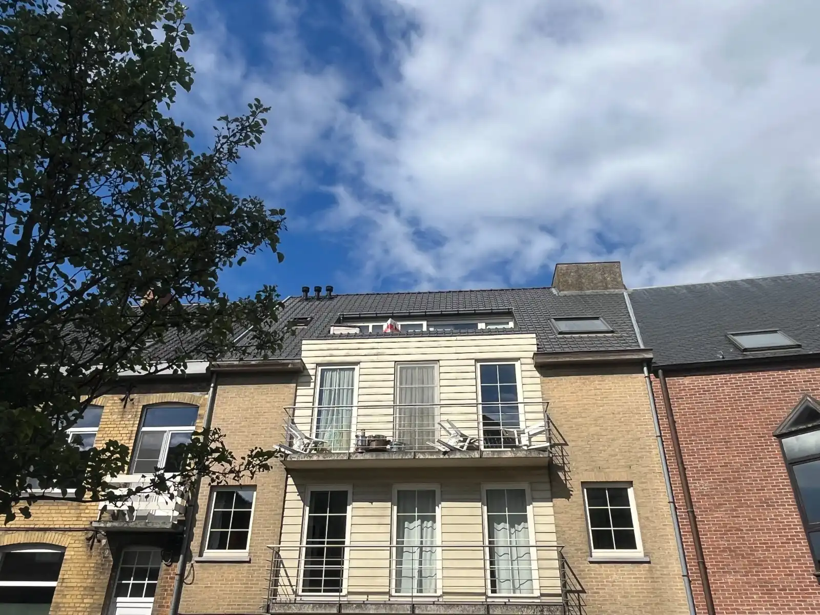 Lichtrijk appartement met 1 slaapkamer, terras en grote zolder –  EPC B foto {{pictureIndex}}