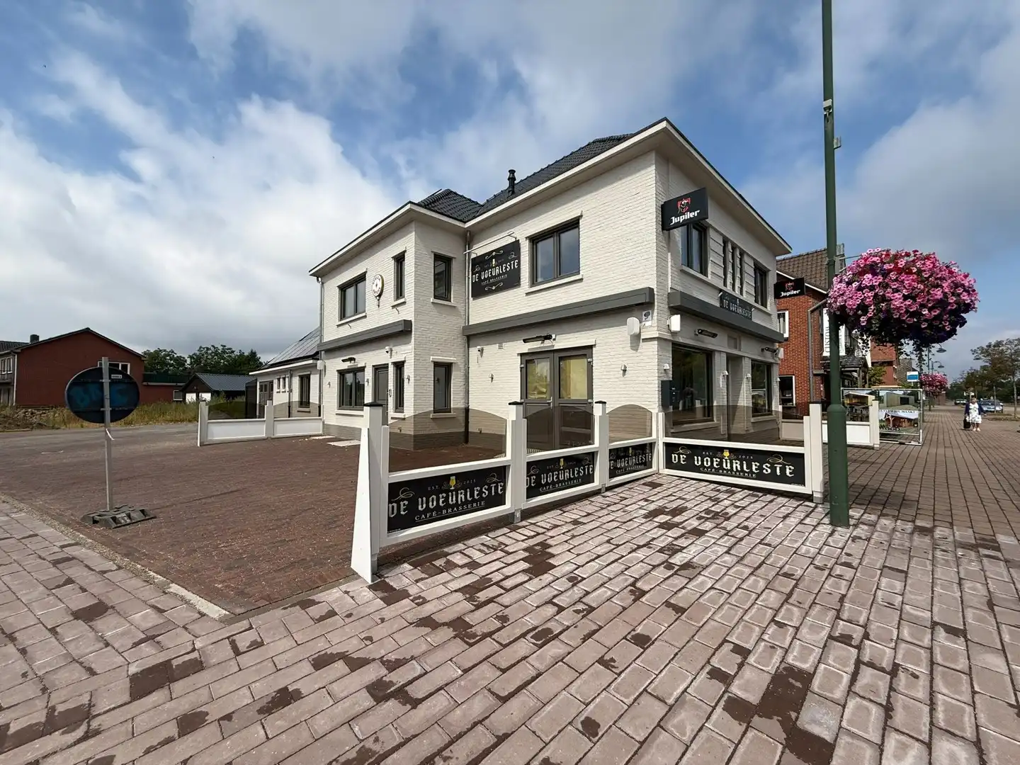 Café-brasserie met ruime privéwoonst in hartje Achel. foto {{pictureIndex}}