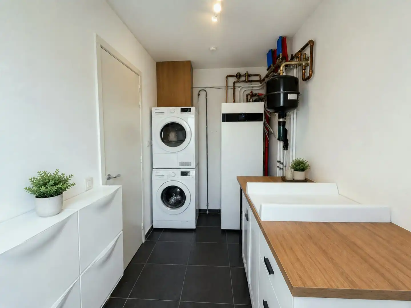ZEER ENERGIEZUINIGE HOB IN CENTRUM LOTENHULLE MET 3 SLPKS, DUBBELE CARPORT & TUIN foto 5