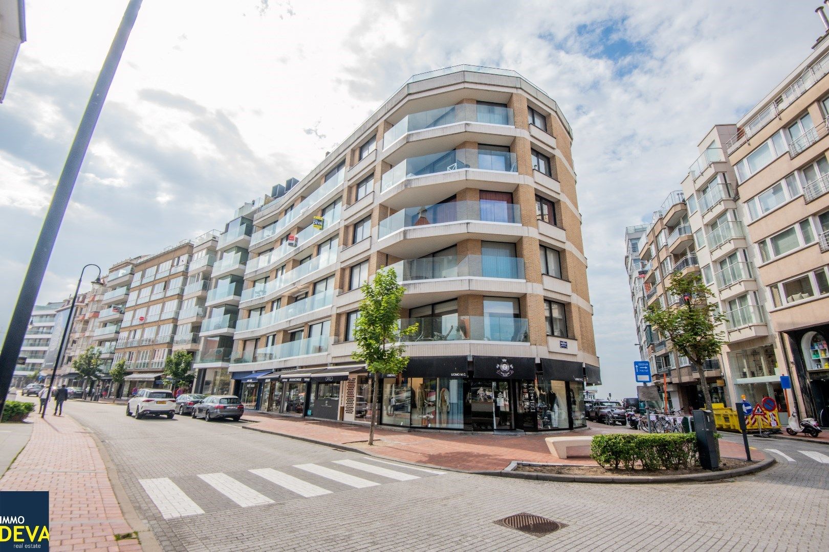 Instapklaar appartement met aangename gevelbreedte en zijdelings zeezicht gelegen vlakbij het Albertplein foto {{pictureIndex}}