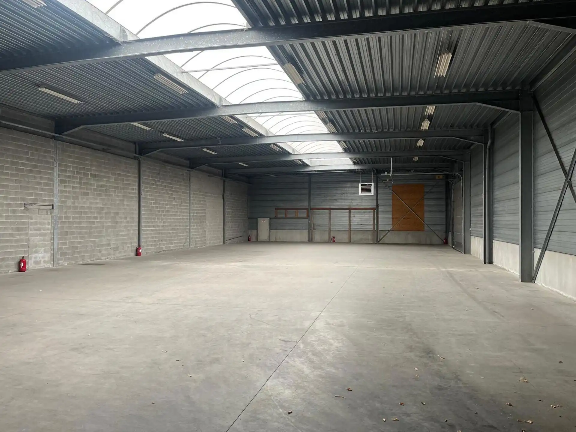Kontich: magazijn 620m² met kantoor en buiten stockage foto 3