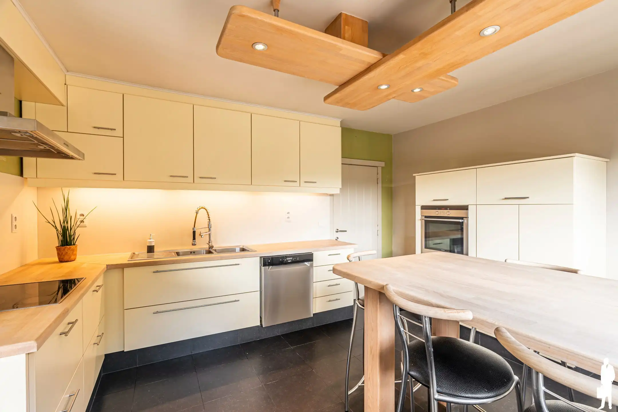 Ruime woning met 5 slpk. op ca. 16 are; uniek, groen gelegen foto 10