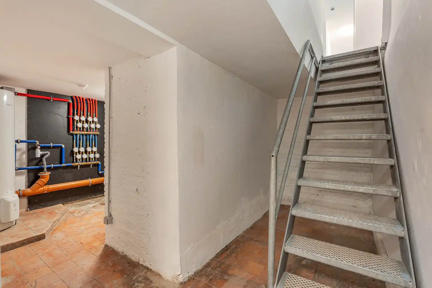 TOTAALRENOVATIE - Goed gelegen en gemeubelde studentenkamer met eigen sanitair (wc, douche & wastafel)! foto 16