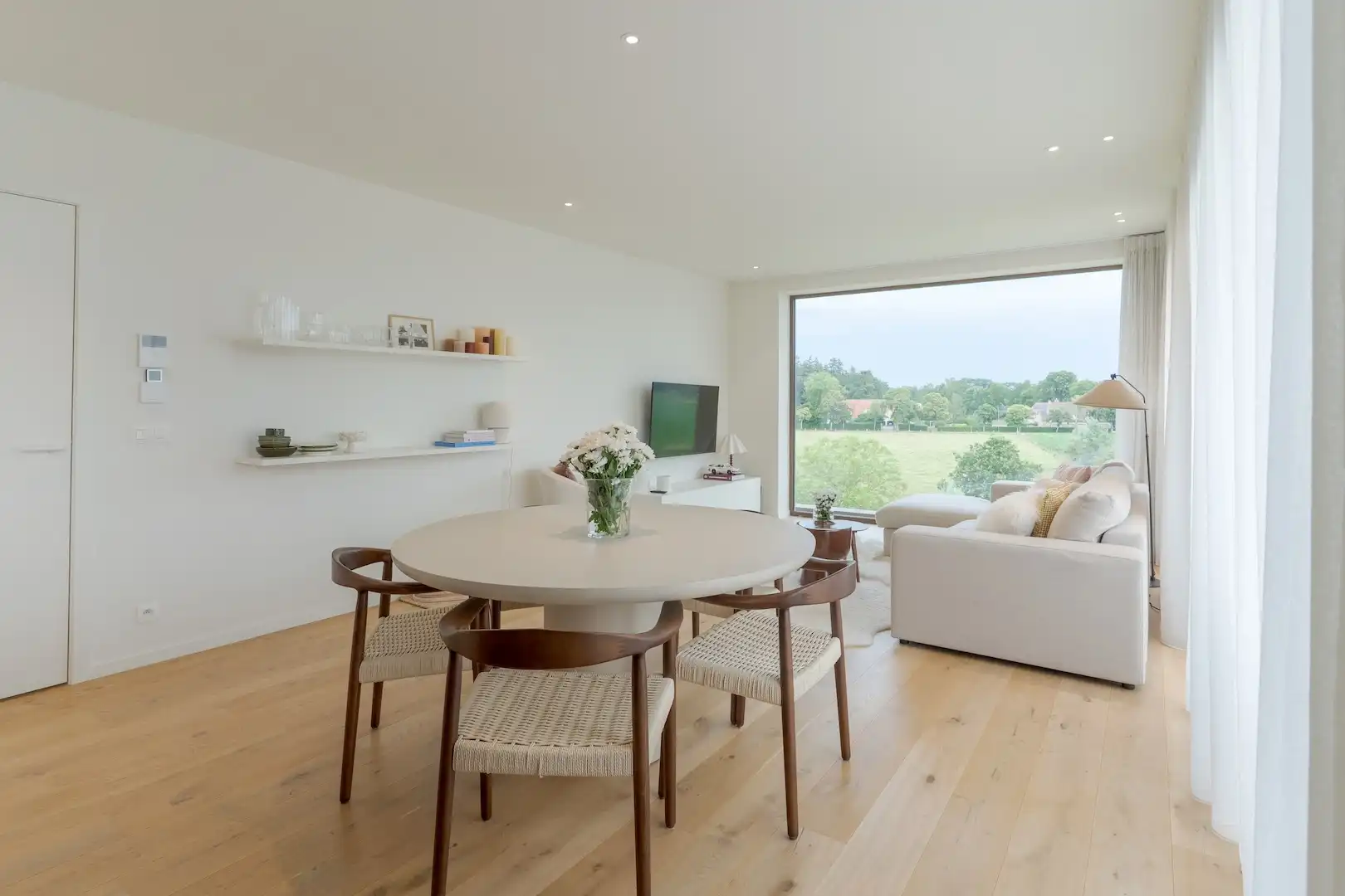 Hoogwaardig afgewerkt appartement op de derde verdieping met panoramisch zicht, terras, autostaanplaats en berging. foto 6