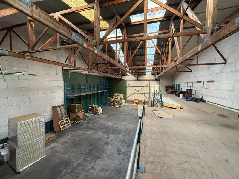 Ruime opslagruimte met mezzanine te huur in Evergem – vlot bereikbaar foto 8